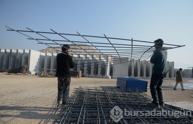 Sınır hattı dev bloklarla örülüyor