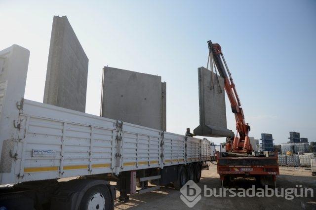Sınır hattı dev bloklarla örülüyor