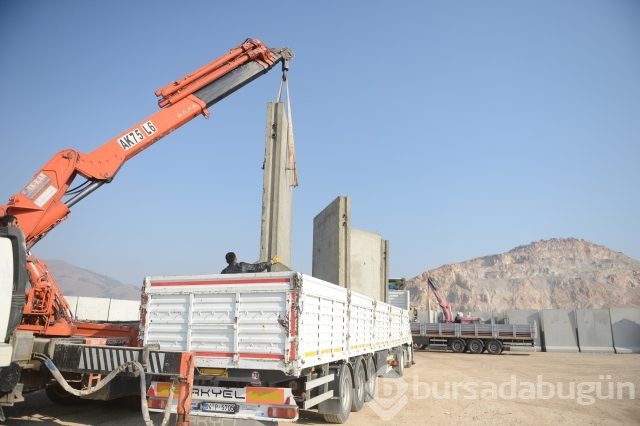 Sınır hattı dev bloklarla örülüyor