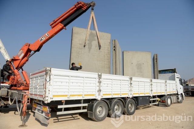 Sınır hattı dev bloklarla örülüyor