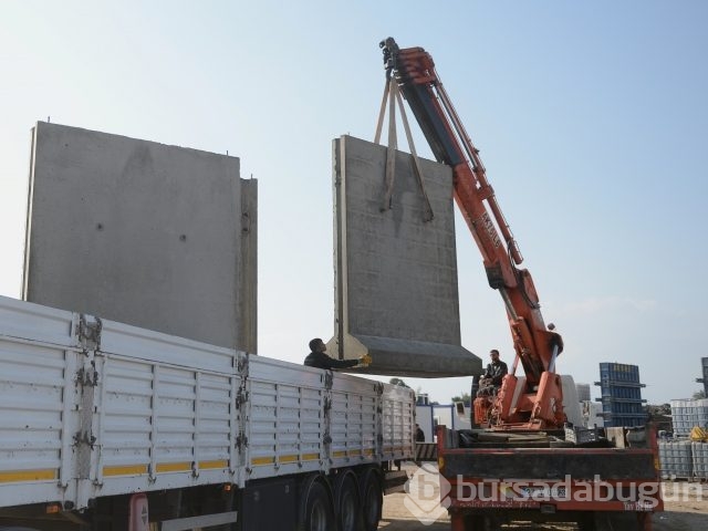 Sınır hattı dev bloklarla örülüyor