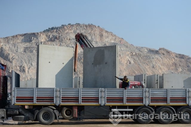 Sınır hattı dev bloklarla örülüyor