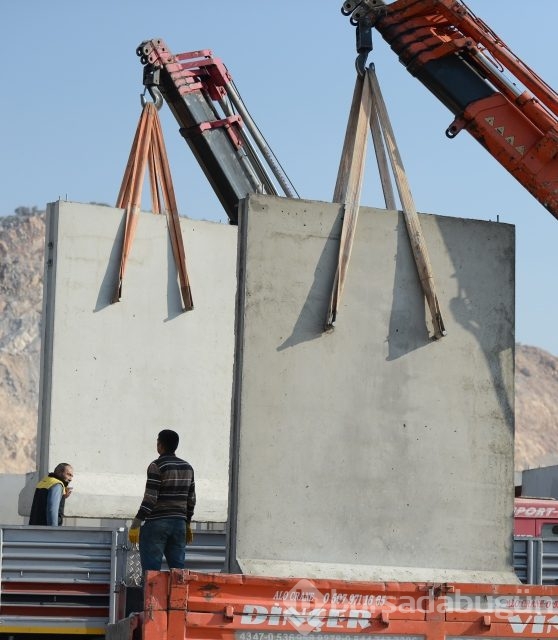 Sınır hattı dev bloklarla örülüyor