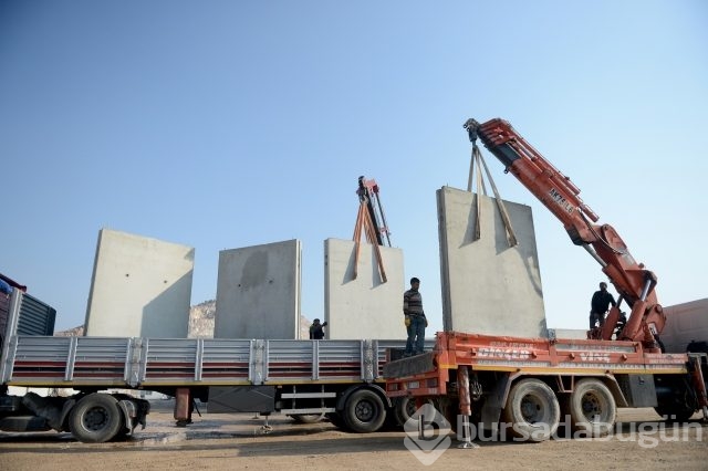 Sınır hattı dev bloklarla örülüyor