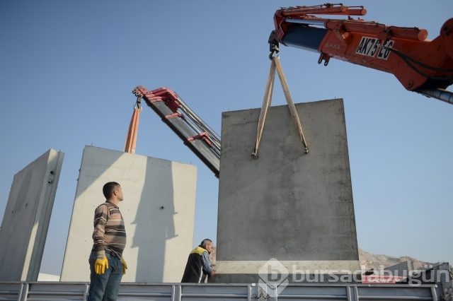Sınır hattı dev bloklarla örülüyor