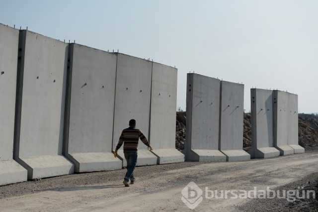Sınır hattı dev bloklarla örülüyor