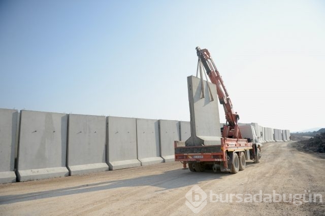 Sınır hattı dev bloklarla örülüyor