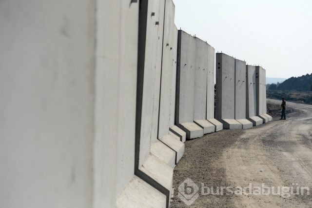 Sınır hattı dev bloklarla örülüyor
