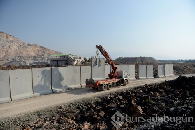 Sınır hattı dev bloklarla örülüyor