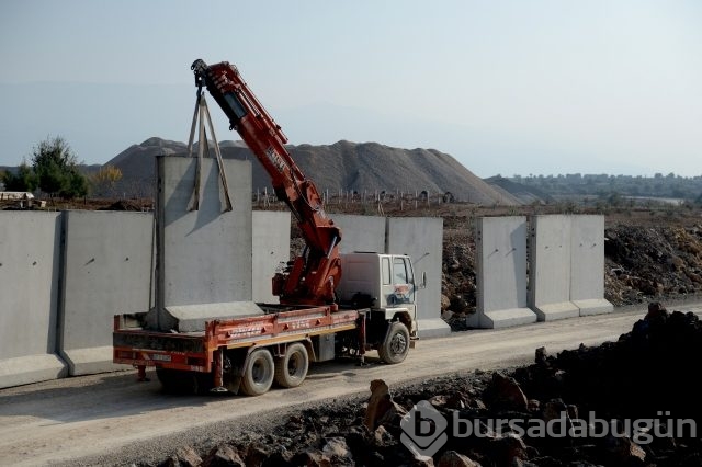Sınır hattı dev bloklarla örülüyor