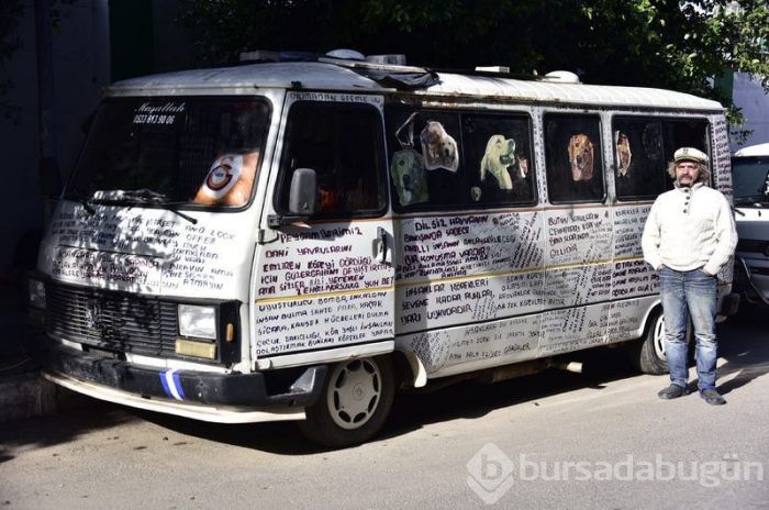 Eve dönüştürdüğü minibüste köpekleriyle yaşıyor	