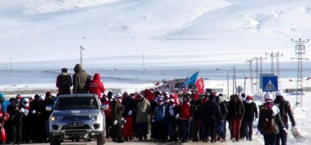 Sarıkamış'ta şehitler, şiddetli soğukta anıldı