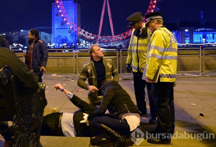 Polis müdahale ederken bile birasına sarıldı!
