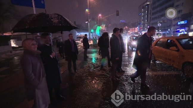 Başbakan Davutoğlu ve eşinden kar romantizmi