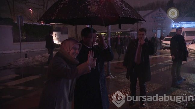 Başbakan Davutoğlu ve eşinden kar romantizmi