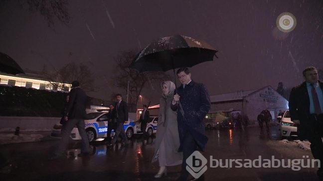 Başbakan Davutoğlu ve eşinden kar romantizmi
