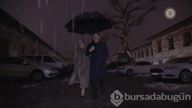 Başbakan Davutoğlu ve eşinden kar romantizmi