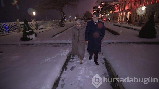 Başbakan Davutoğlu ve eşinden kar romantizmi