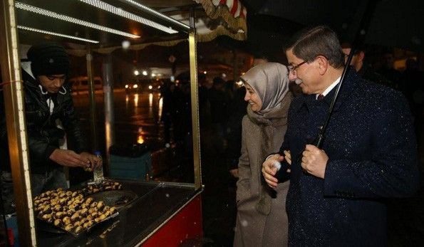 Başbakan Davutoğlu ve eşinden kar romantizmi