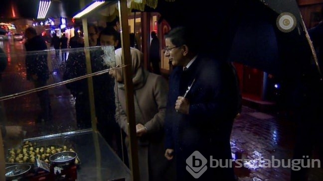 Başbakan Davutoğlu ve eşinden kar romantizmi