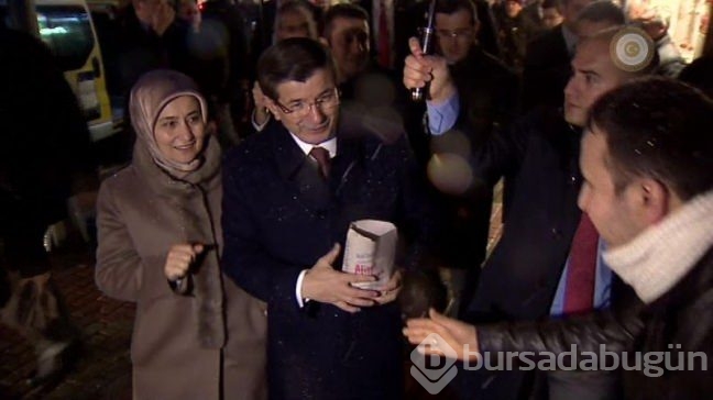 Başbakan Davutoğlu ve eşinden kar romantizmi