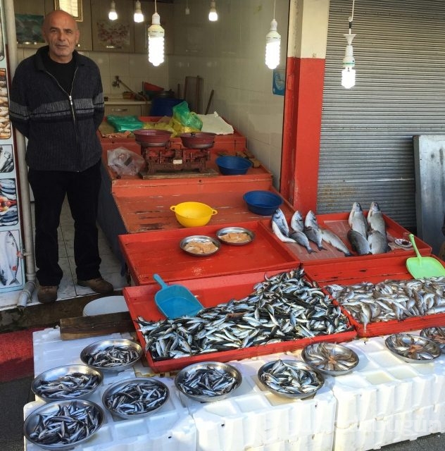 Gürcü hamsisi tezgahlarda