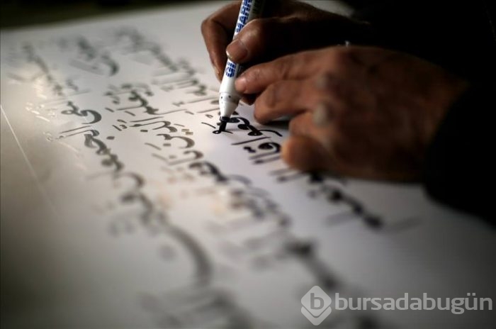 Gazzeli hattat büyük boy Kur'an yazıyor!	