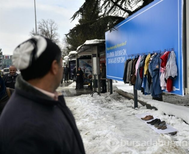 Yardım için giysilerini billboardlara astılar