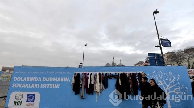 Yardım için giysilerini billboardlara astılar