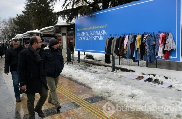 Yardım için giysilerini billboardlara astılar