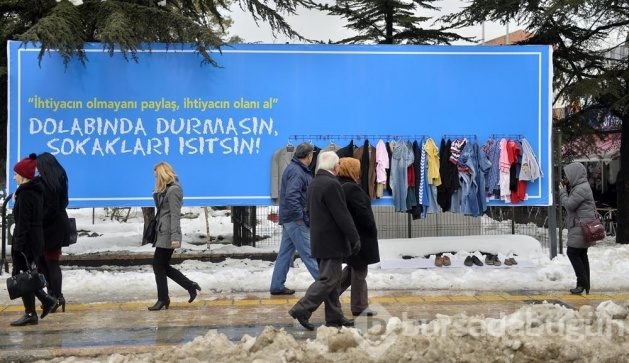 Yardım için giysilerini billboardlara astılar