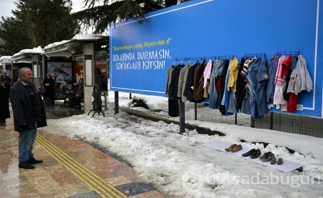 Yardım için giysilerini billboardlara astılar