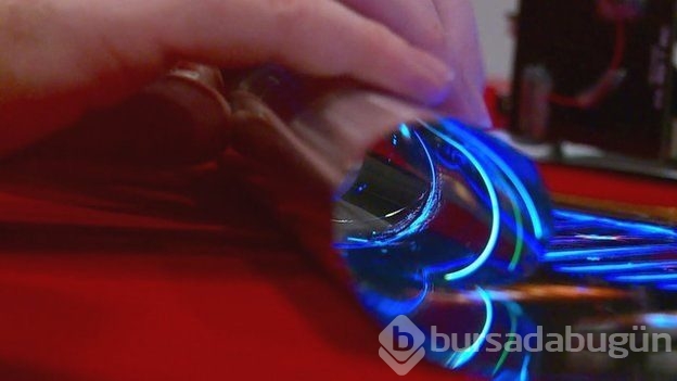Gazete gibi katlanabilen televizyon