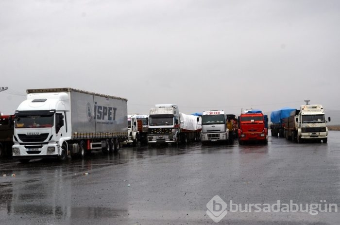 Habur Sınır Kapısı'ndan araç geçişleri başladı