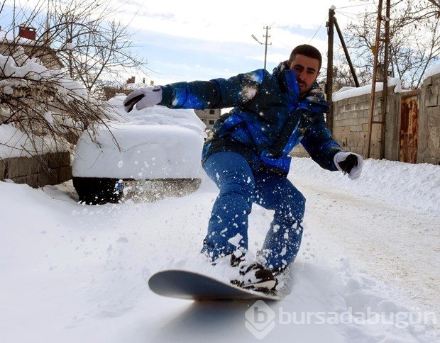 Van sokaklarında snowboard yaptı