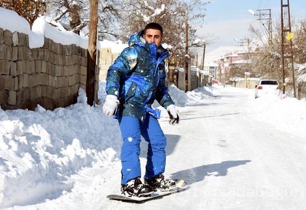 Van sokaklarında snowboard yaptı