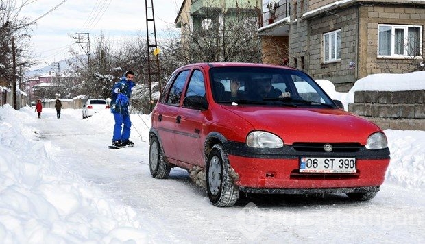 Van sokaklarında snowboard yaptı