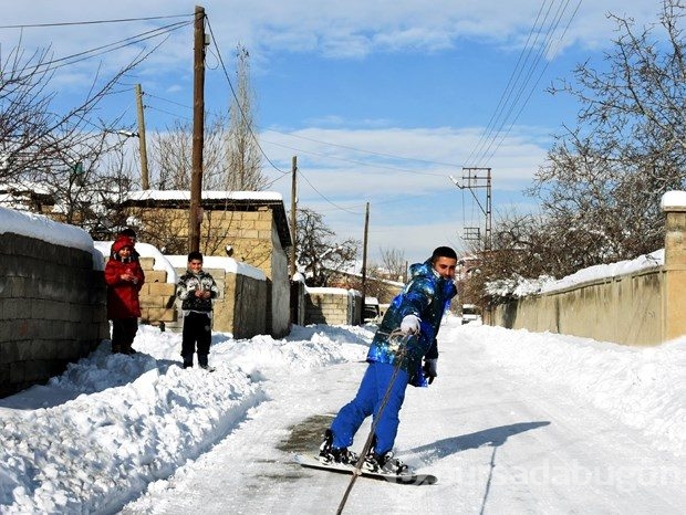 Van sokaklarında snowboard yaptı