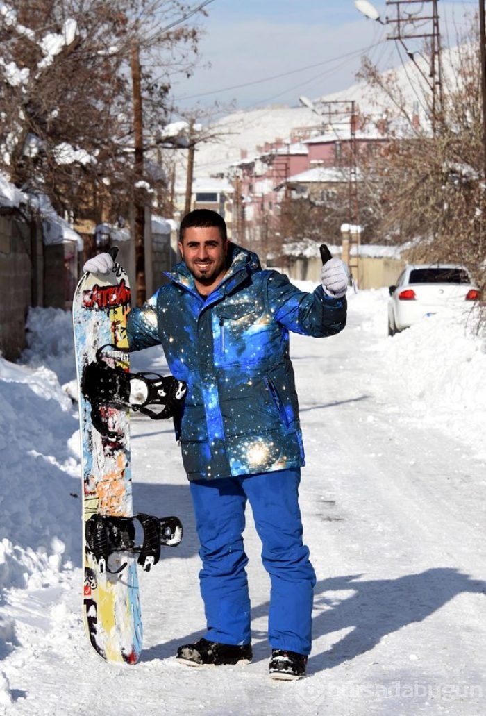 Van sokaklarında snowboard yaptı