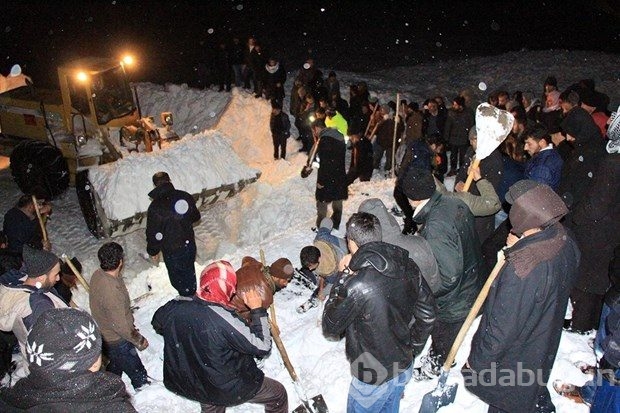 Kara saplanan minibüsü kurtarmak isteyen yolcuların üzerine çığ düştü: 1 ölü