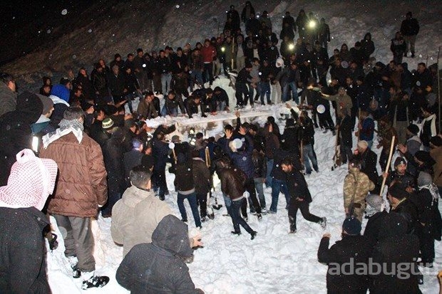 Kara saplanan minibüsü kurtarmak isteyen yolcuların üzerine çığ düştü: 1 ölü