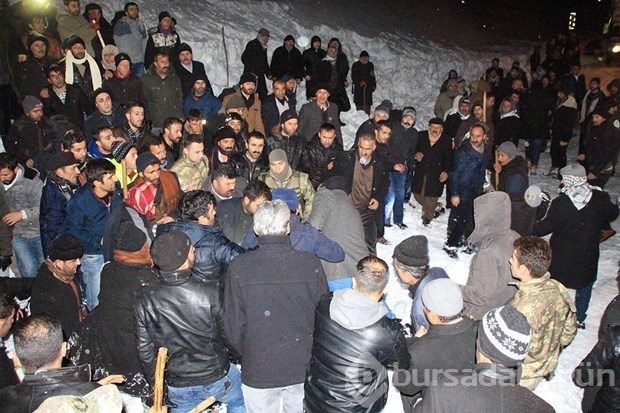 Kara saplanan minibüsü kurtarmak isteyen yolcuların üzerine çığ düştü: 1 ölü
