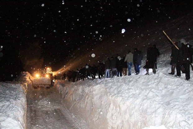 Kara saplanan minibüsü kurtarmak isteyen yolcuların üzerine çığ düştü: 1 ölü