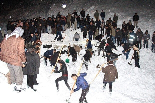 Kara saplanan minibüsü kurtarmak isteyen yolcuların üzerine çığ düştü: 1 ölü