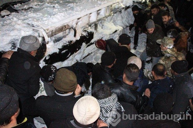 Kara saplanan minibüsü kurtarmak isteyen yolcuların üzerine çığ düştü: 1 ölü