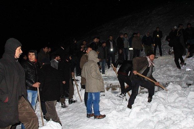 Kara saplanan minibüsü kurtarmak isteyen yolcuların üzerine çığ düştü: 1 ölü