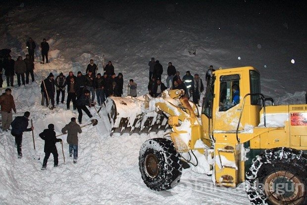 Kara saplanan minibüsü kurtarmak isteyen yolcuların üzerine çığ düştü: 1 ölü