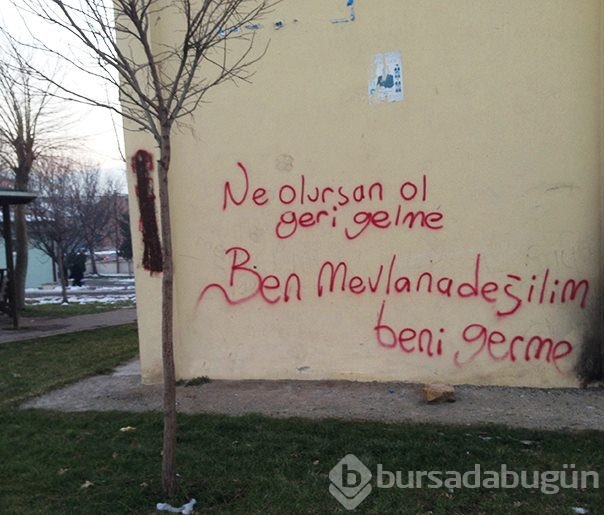 Duvara öyle bir yazı yazdı ki!