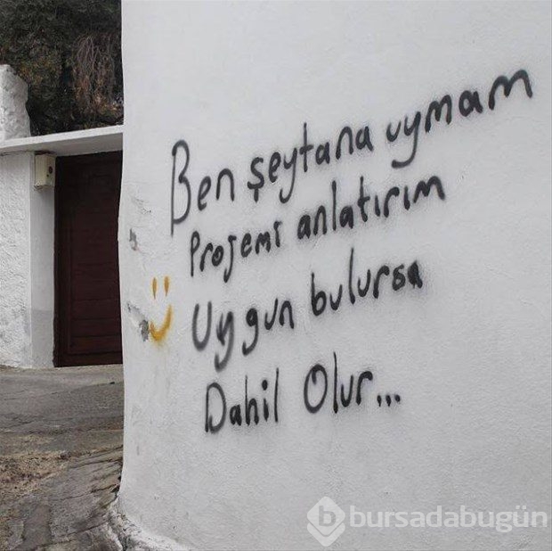 Duvara öyle bir yazı yazdı ki!