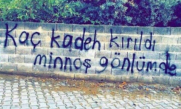 Duvara öyle bir yazı yazdı ki!